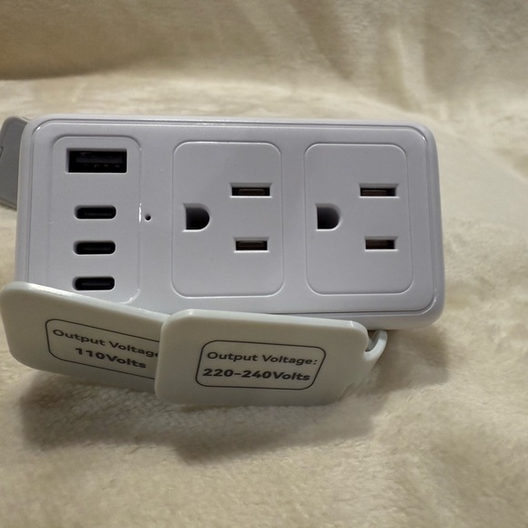 NIB Mapambo 220V to 110V Voltage Converter US to Europe with 2 USB Port 2 USB C - Picture 4 of 5